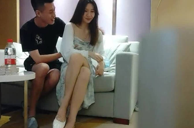 91大神-牛屌探花笑起来甜美文静小姐姐，吸奶扣穴调情妹纸很娇羞，深喉口交抬起长腿侧入，扶着小腰后入撞击